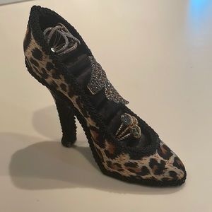 Adorable leopard print and black ring holder.